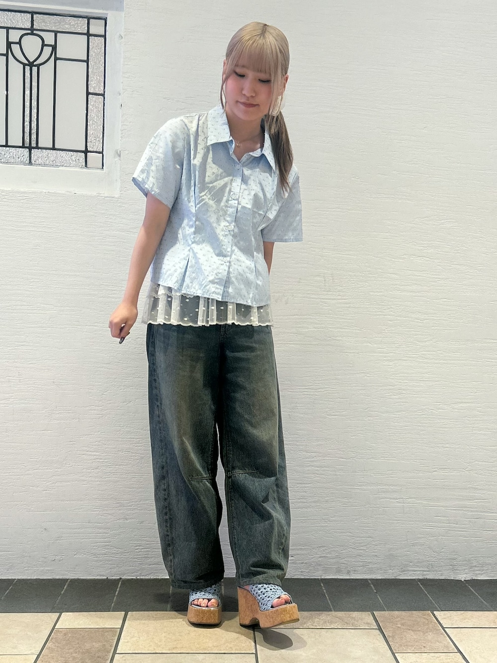 ブルー系のサンダルを着用したレディースの夏コーディネートの6枚目の写真