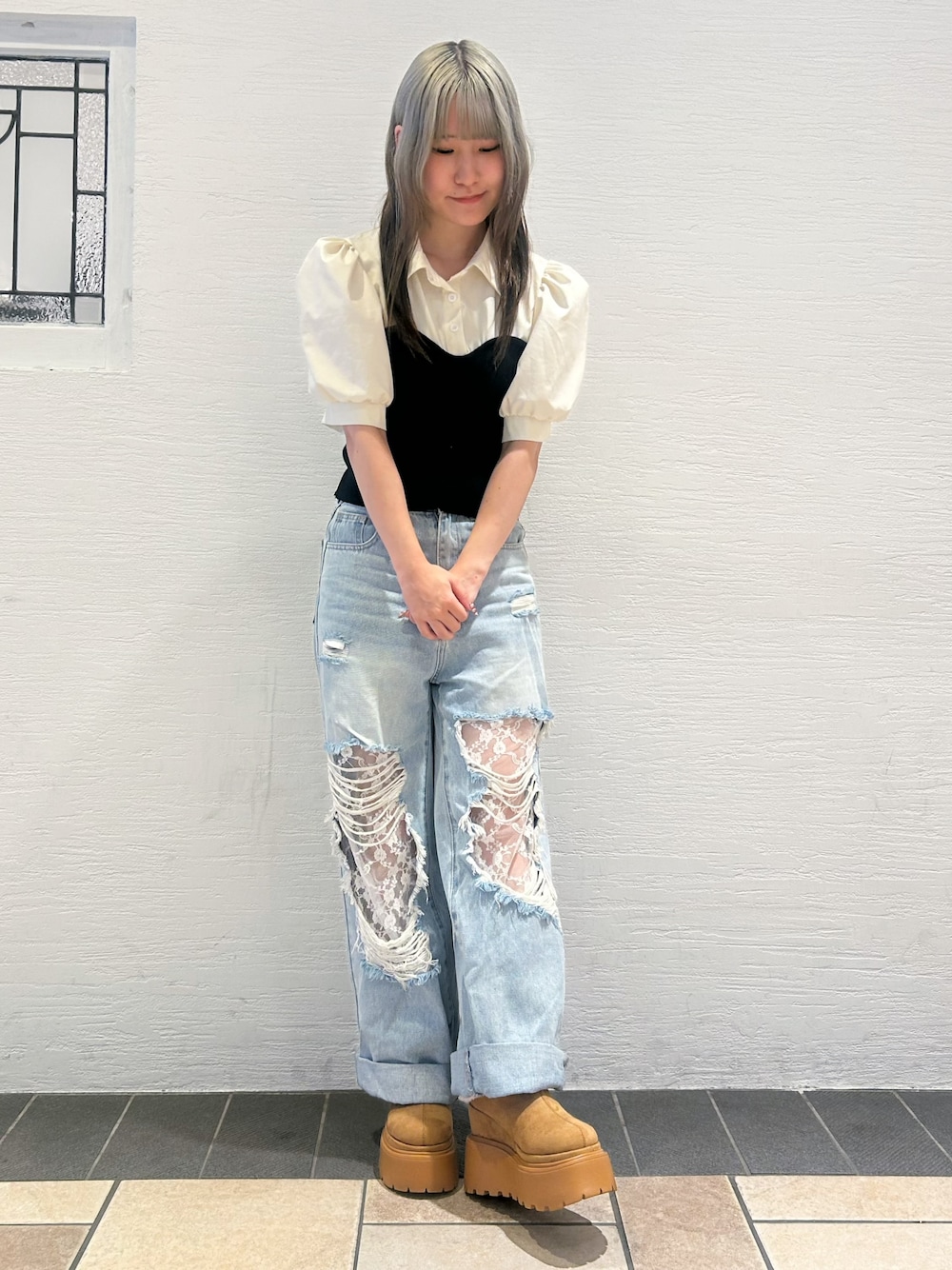 イエロー系のパンプスを着用したレディースの秋コーディネートの5枚目の写真