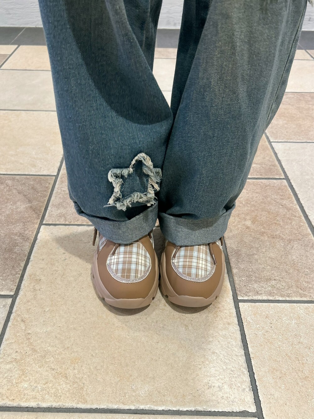 ブラウン系のスニーカーを着用したレディースの夏コーディネートの6枚目の写真