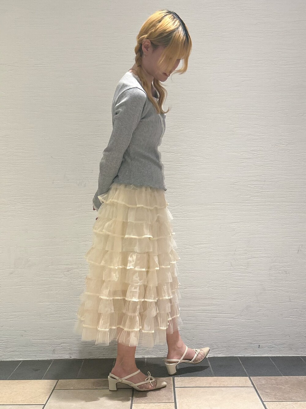 ベージュ系のパンプスを着用したレディースの春コーディネートの2枚目の写真