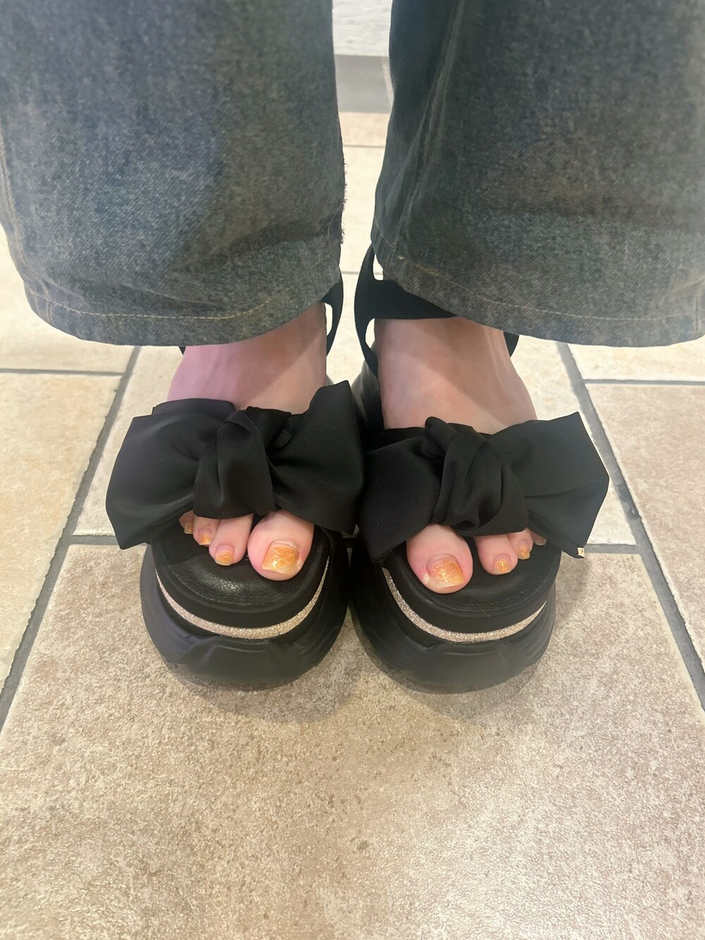 ブラック系のサンダルを着用したレディースの夏コーディネートの6枚目の写真