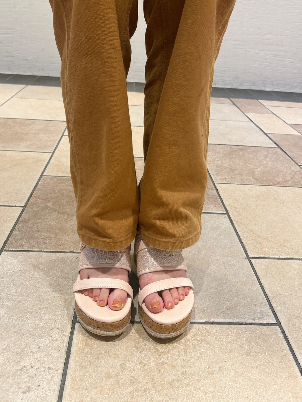 ホワイト系のサンダルを着用したレディースの夏コーディネートの8枚目の写真