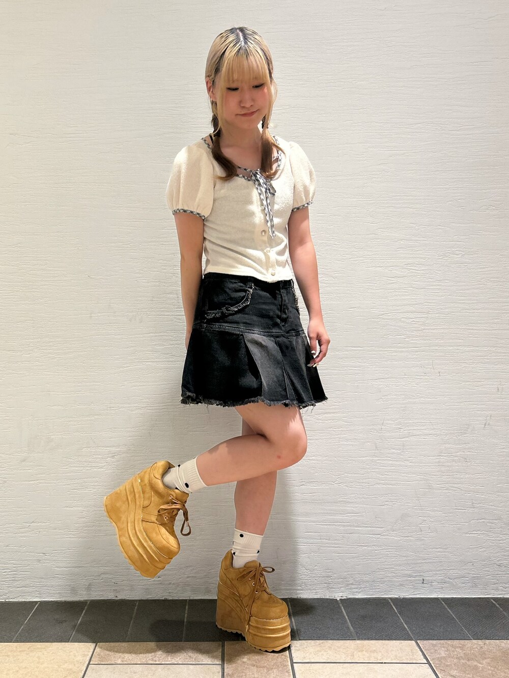 イエロー系のスニーカーを着用したレディースの夏コーディネートの6枚目の写真