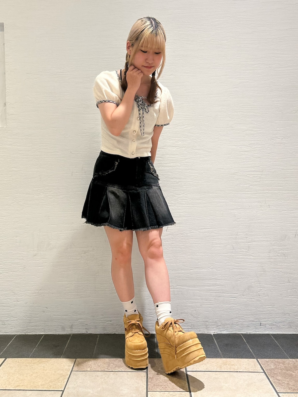 イエロー系のスニーカーを着用したレディースの夏コーディネートの4枚目の写真