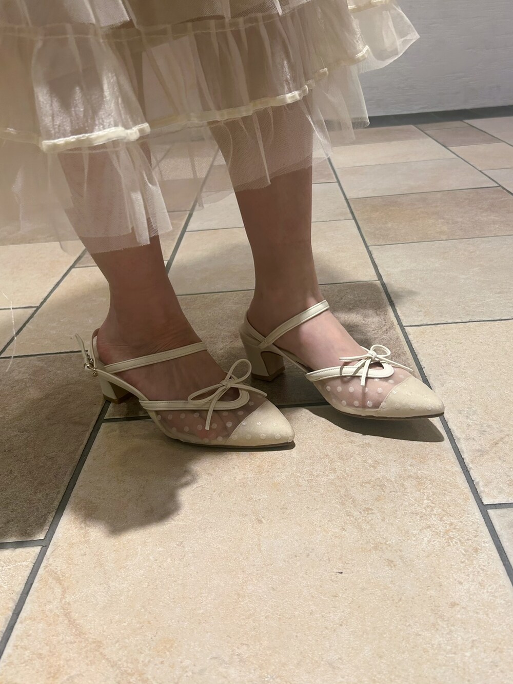 ベージュ系のパンプスを着用したレディースの春コーディネートの7枚目の写真