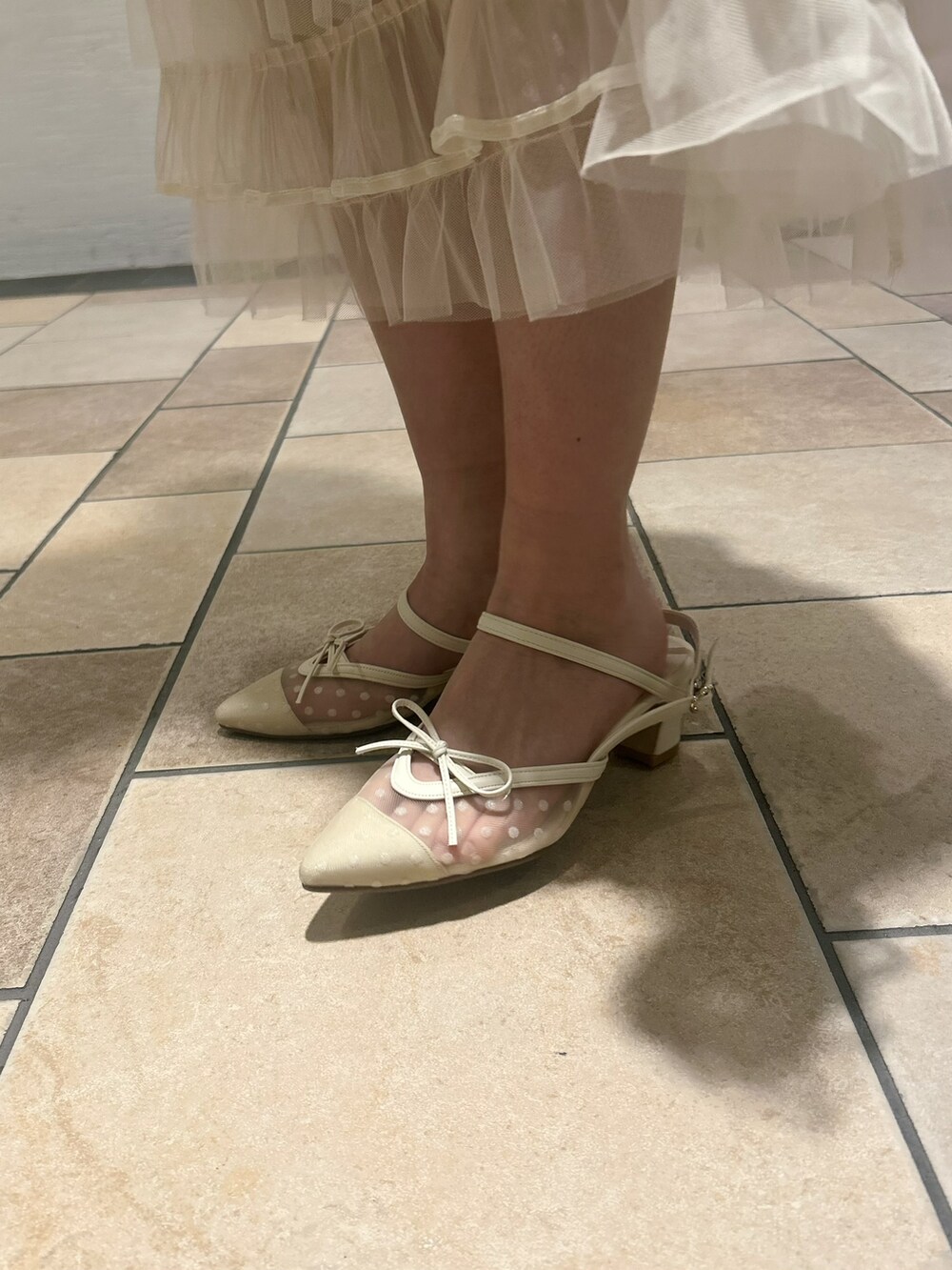 ベージュ系のパンプスを着用したレディースの春コーディネートの5枚目の写真