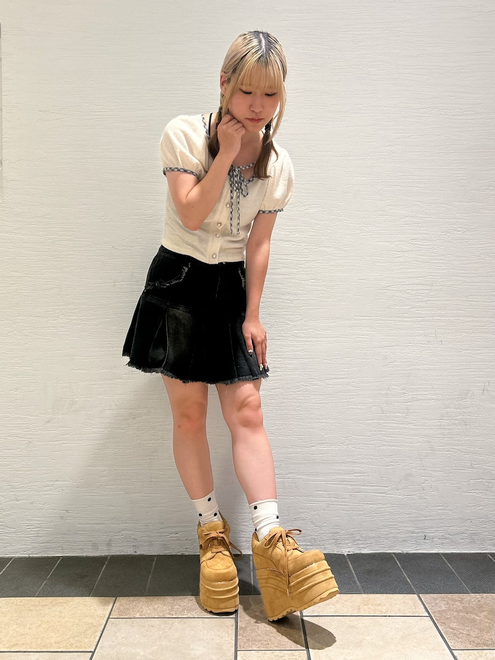 イエロー系のスニーカーを着用したレディースの夏コーディネートの5枚目の写真