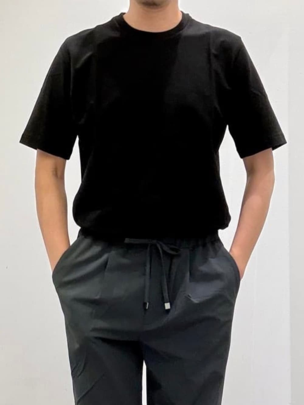 ブラック系のドレスシューズ、グレー系のスラックス、グレー系のシャツ/ブラウスを着用したメンズの夏コーディネートの7枚目の写真