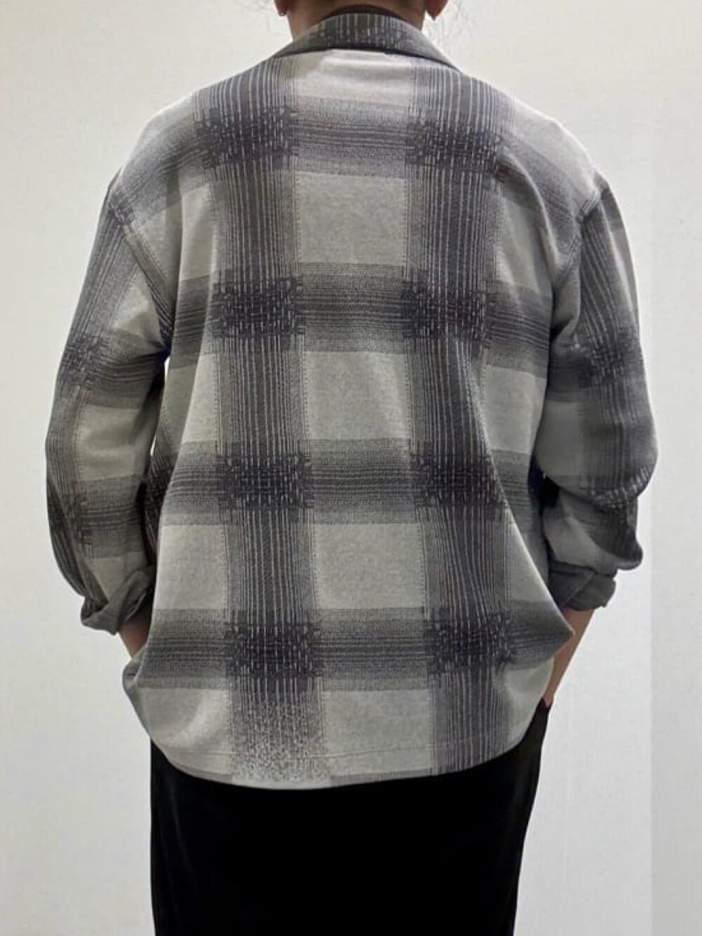 ブラック系のスラックス、ホワイト系のカーディガン/ボレロ、ホワイト系のニット/セーターを着用したメンズの夏コーディネートの6枚目の写真