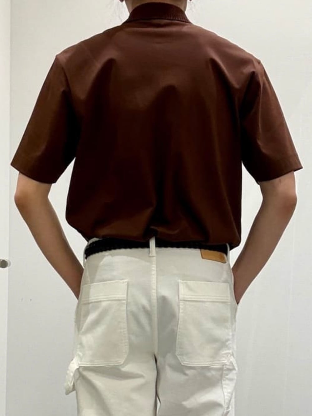 ホワイト系のデニムパンツ、グレー系のスリッポン、ブラウン系のポロシャツを着用したメンズの夏コーディネートの8枚目の写真