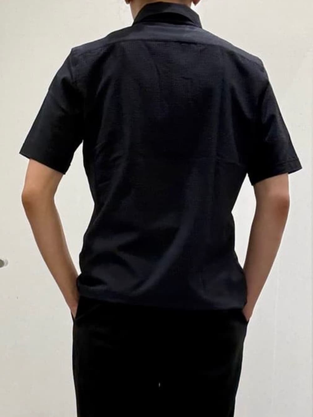 グレー系のシャツ/ブラウス、ブラック系のスラックス、ブラック系のサンダルを着用したメンズの夏コーディネートの6枚目の写真