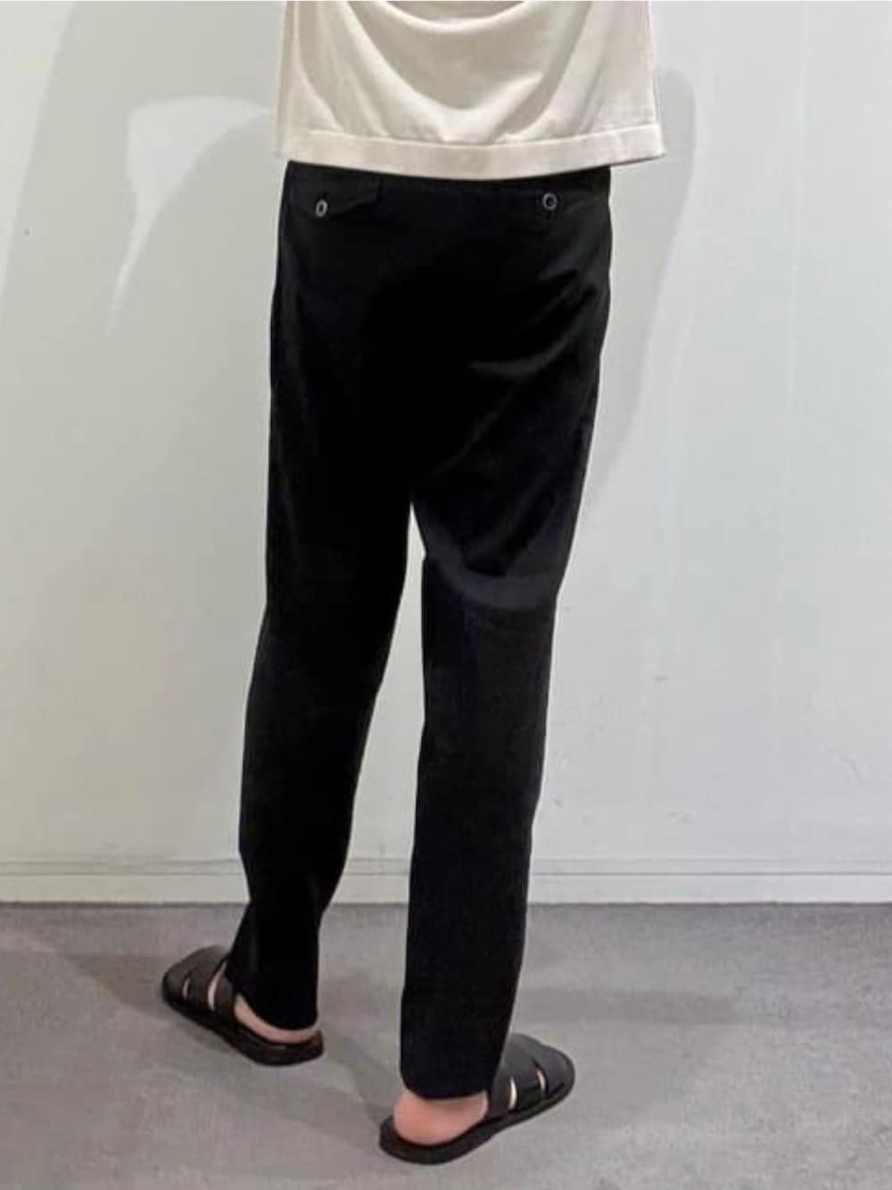 ホワイト系のシャツ/ブラウス、ベージュ系のニット/セーター、ブラック系のスラックスを着用したメンズの夏コーディネートの10枚目の写真