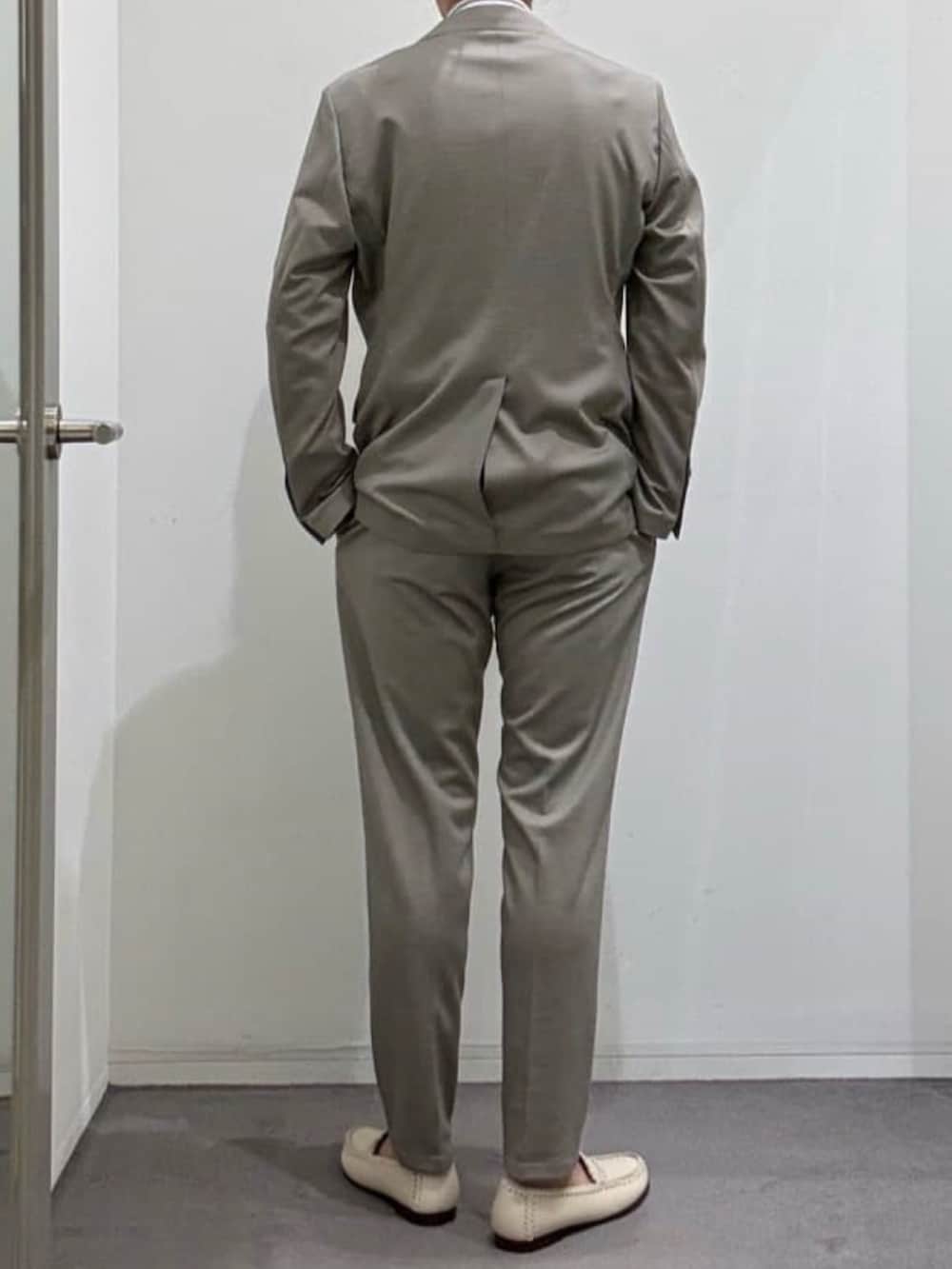 ベージュ系のスリッポン、ベージュ系のスラックス、その他のシャツ/ブラウスを着用したメンズの夏コーディネートの3枚目の写真