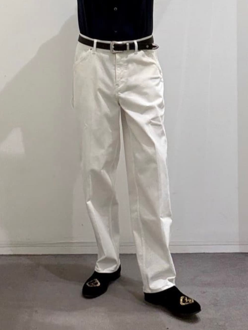 ブラック系のドレスシューズ、ホワイト系のデニムパンツ、ブルー系のニット/セーターを着用したメンズの春コーディネートの9枚目の写真