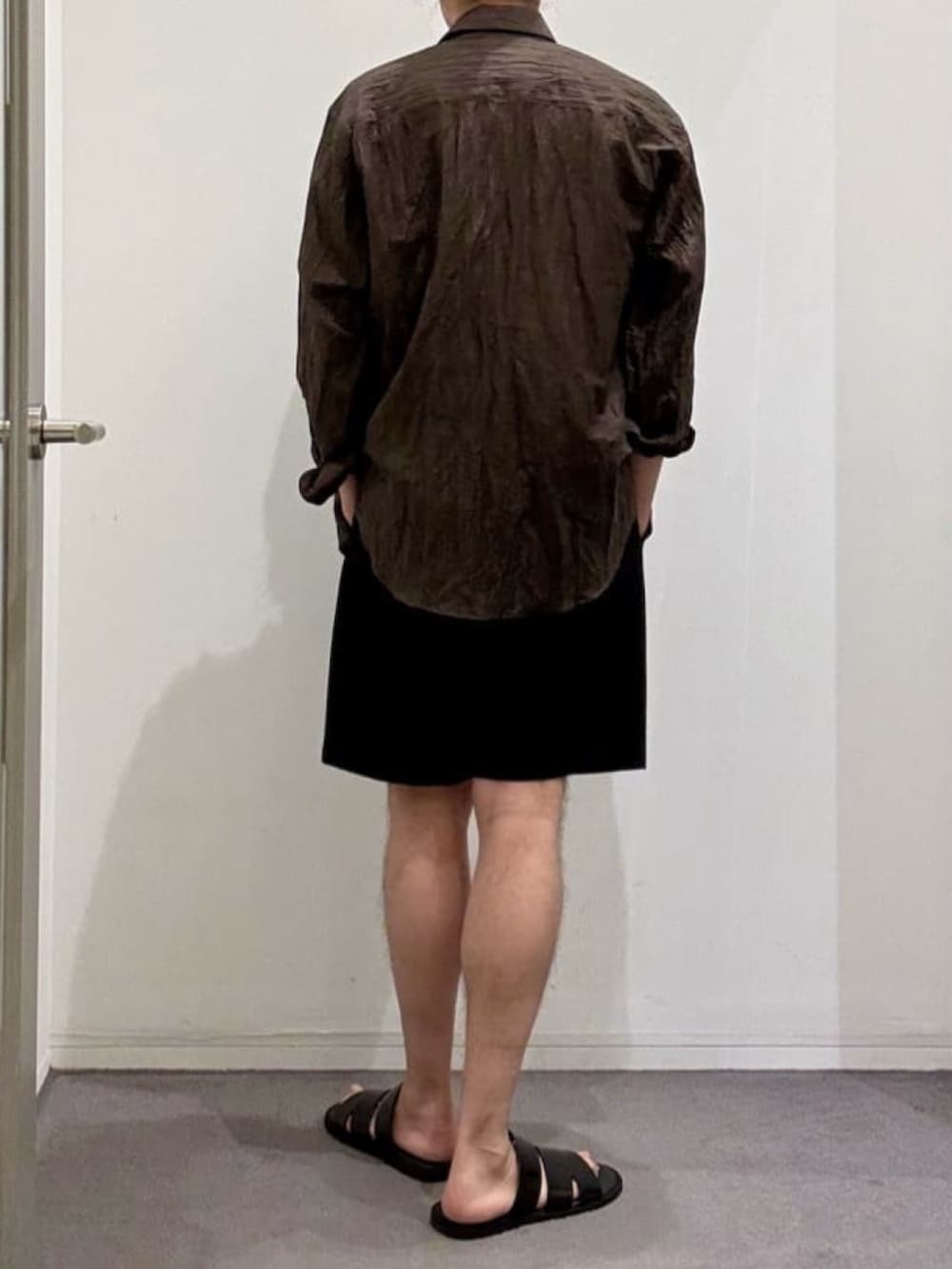 ブラック系のその他パンツ、ブラウン系のシャツ/ブラウス、ブラック系のTシャツ/カットソーを着用したメンズの夏コーディネートの3枚目の写真