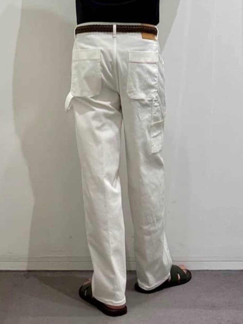 グリーン系のサンダル、ブラック系のTシャツ/カットソー、ブルー系のシャツ/ブラウスを着用したメンズの夏コーディネートの10枚目の写真