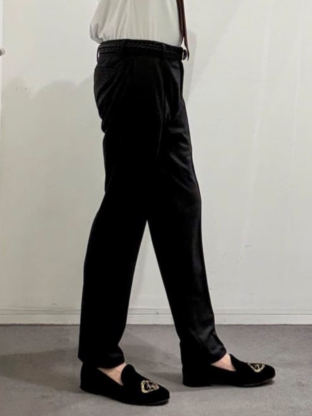 ブラック系のドレスシューズ、グレー系のスラックス、グレー系のテーラードジャケットを着用したメンズの夏コーディネートの10枚目の写真