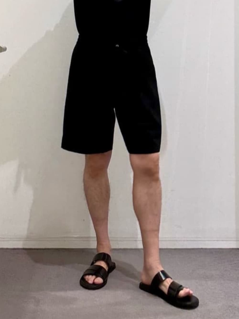 ブラック系のその他パンツ、ブラウン系のシャツ/ブラウス、ブラック系のTシャツ/カットソーを着用したメンズの夏コーディネートの9枚目の写真