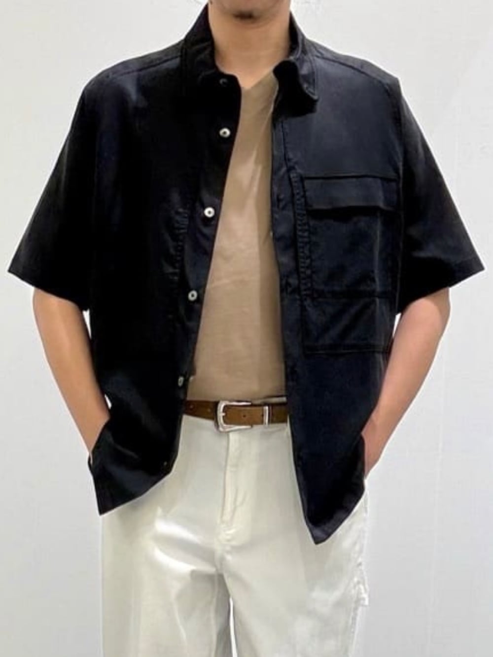 ベージュ系のスリッポン、ブラウン系のTシャツ/カットソー、ブラック系のシャツ/ブラウスを着用したメンズの夏コーディネートの4枚目の写真