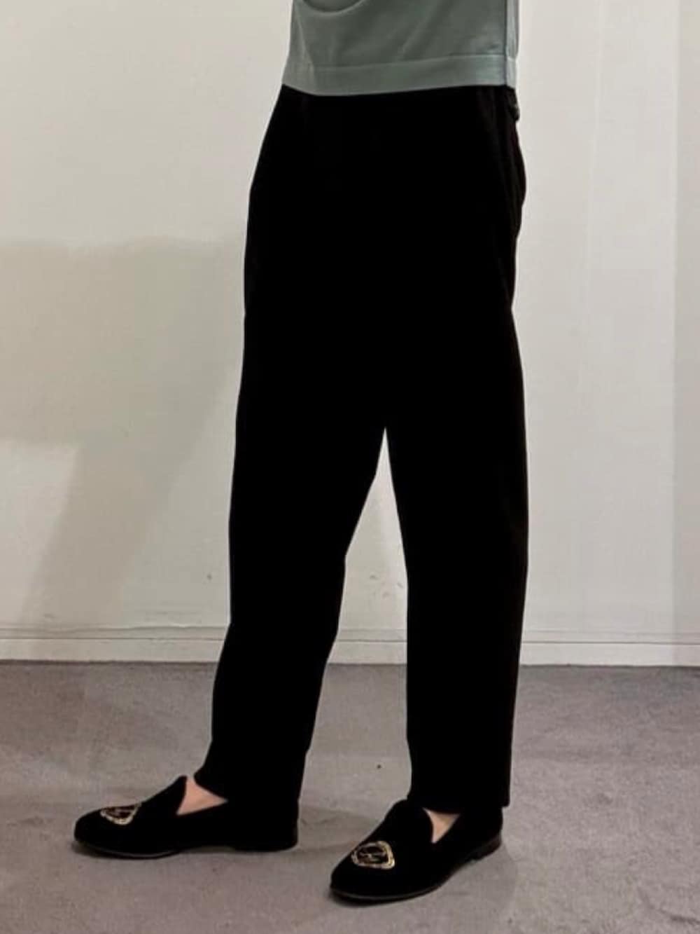 ブラック系のドレスシューズ、ブラック系のスラックス、グリーン系のニット/セーターを着用したメンズの夏コーディネートの9枚目の写真