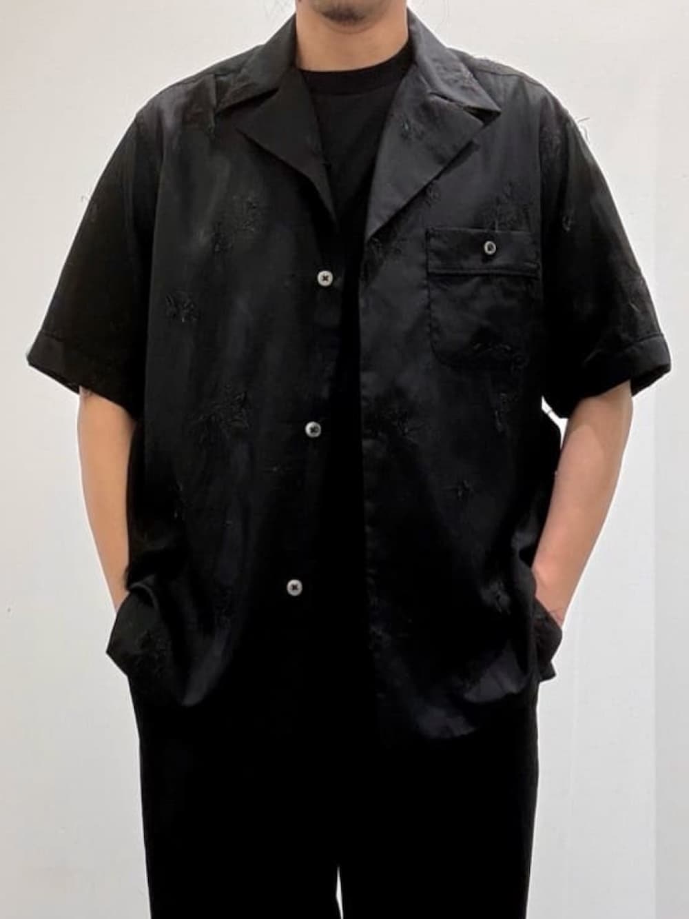ブラック系のシャツ/ブラウス、ブラック系のTシャツ/カットソー、ブラック系のスラックスを着用したメンズの夏コーディネートの4枚目の写真