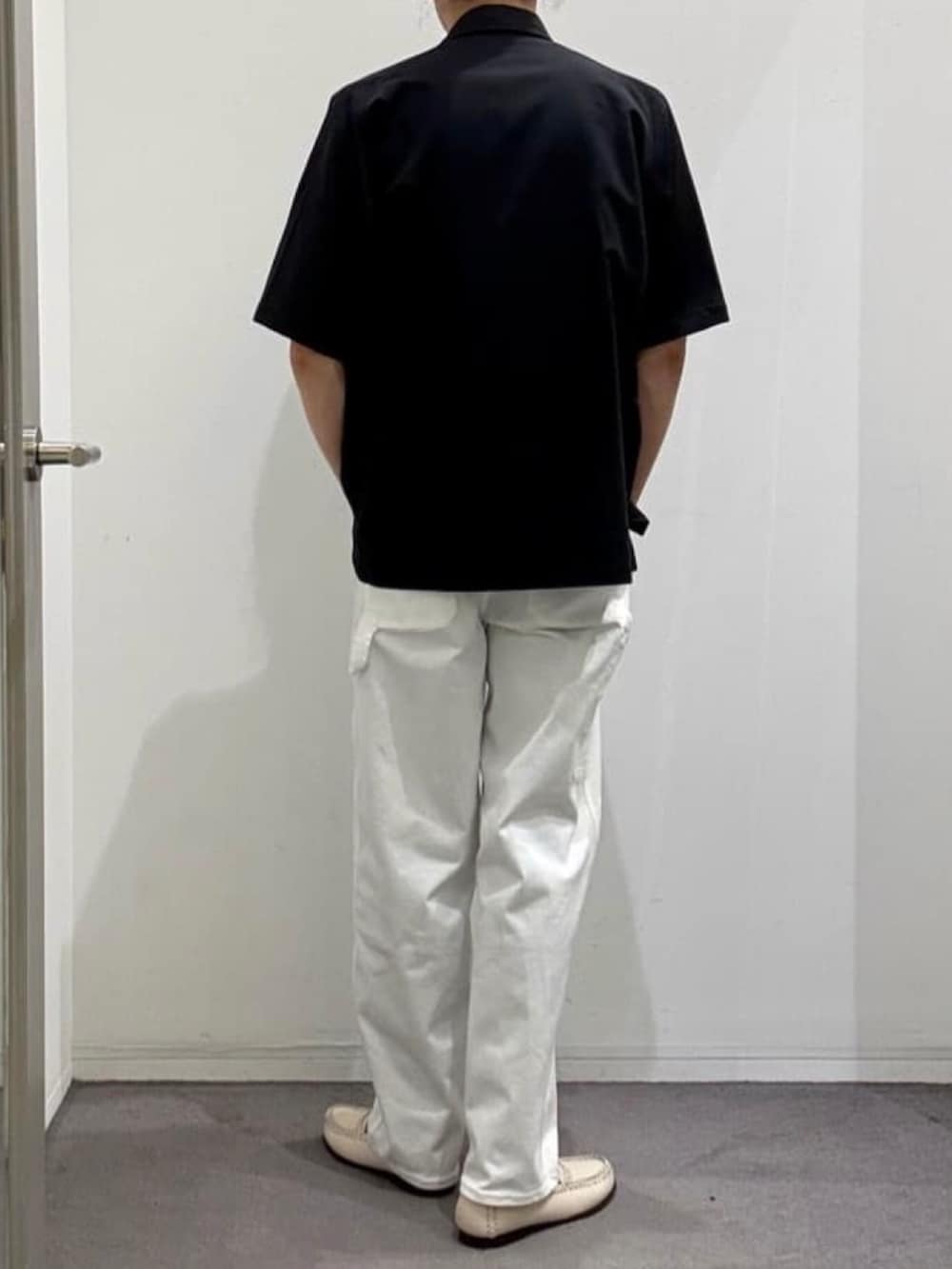 ベージュ系のスリッポン、ブラウン系のTシャツ/カットソー、ブラック系のシャツ/ブラウスを着用したメンズの夏コーディネートの3枚目の写真