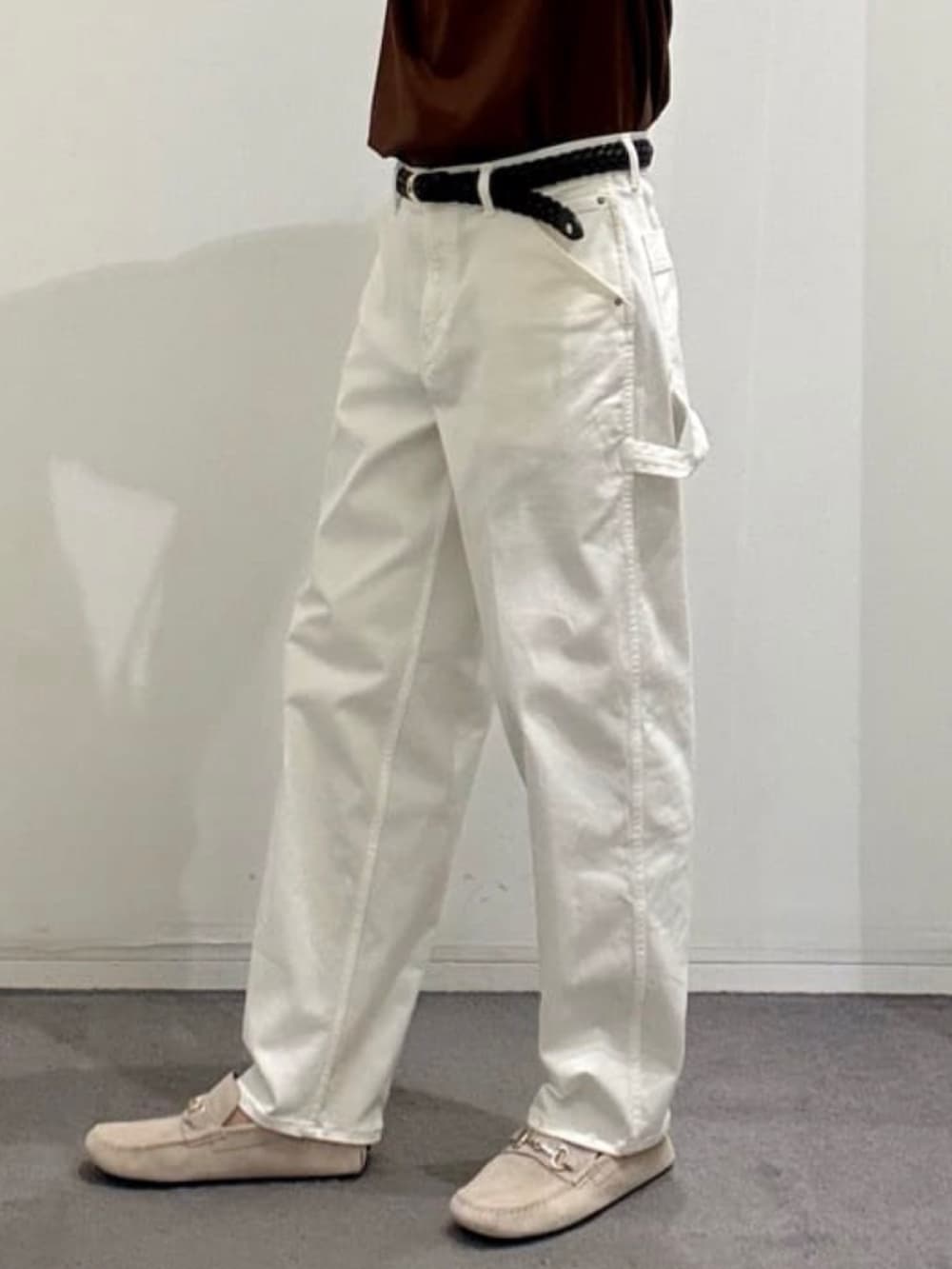 ホワイト系のデニムパンツ、グレー系のスリッポン、ブラウン系のポロシャツを着用したメンズの夏コーディネートの9枚目の写真