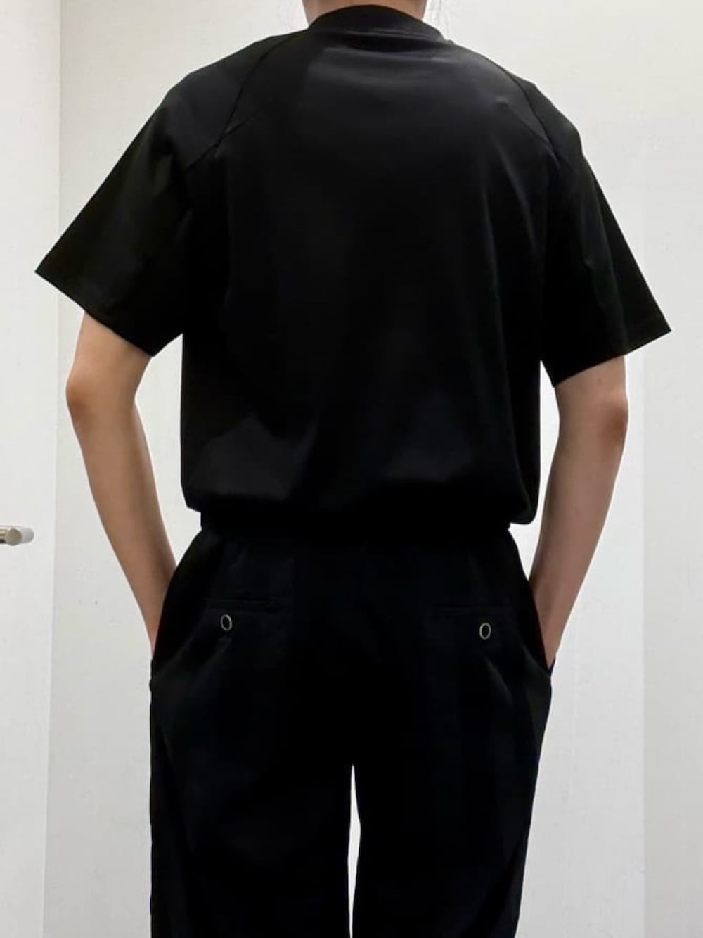 ブラック系のシャツ/ブラウス、ブラック系のTシャツ/カットソー、ブラック系のスラックスを着用したメンズの夏コーディネートの8枚目の写真