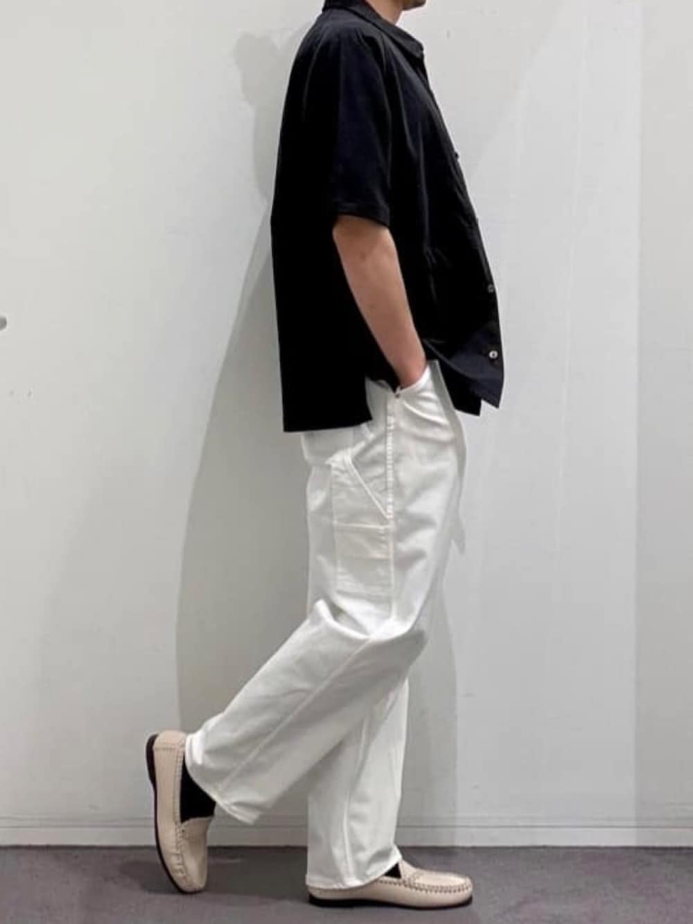 ベージュ系のスリッポン、ブラウン系のTシャツ/カットソー、ブラック系のシャツ/ブラウスを着用したメンズの夏コーディネートの2枚目の写真