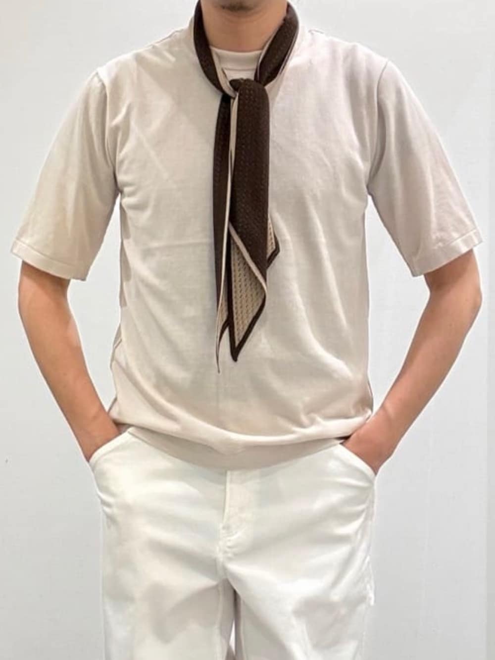 ブラック系のドレスシューズ、ホワイト系のデニムパンツ、ベージュ系のニット/セーターを着用したメンズの春コーディネートの7枚目の写真