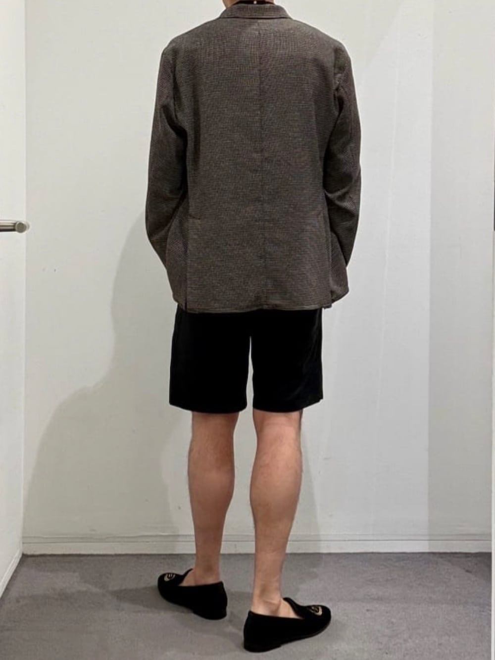 ブラック系のシャツ/ブラウス、ブラック系のドレスシューズ、ブラック系のその他パンツを着用したメンズの春コーディネートの3枚目の写真