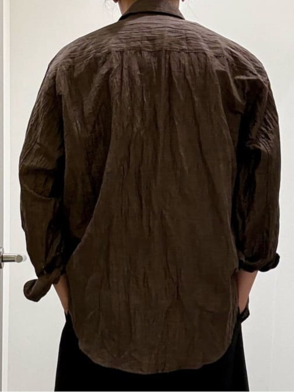 ブラック系のその他パンツ、ブラウン系のシャツ/ブラウス、ブラック系のTシャツ/カットソーを着用したメンズの夏コーディネートの6枚目の写真