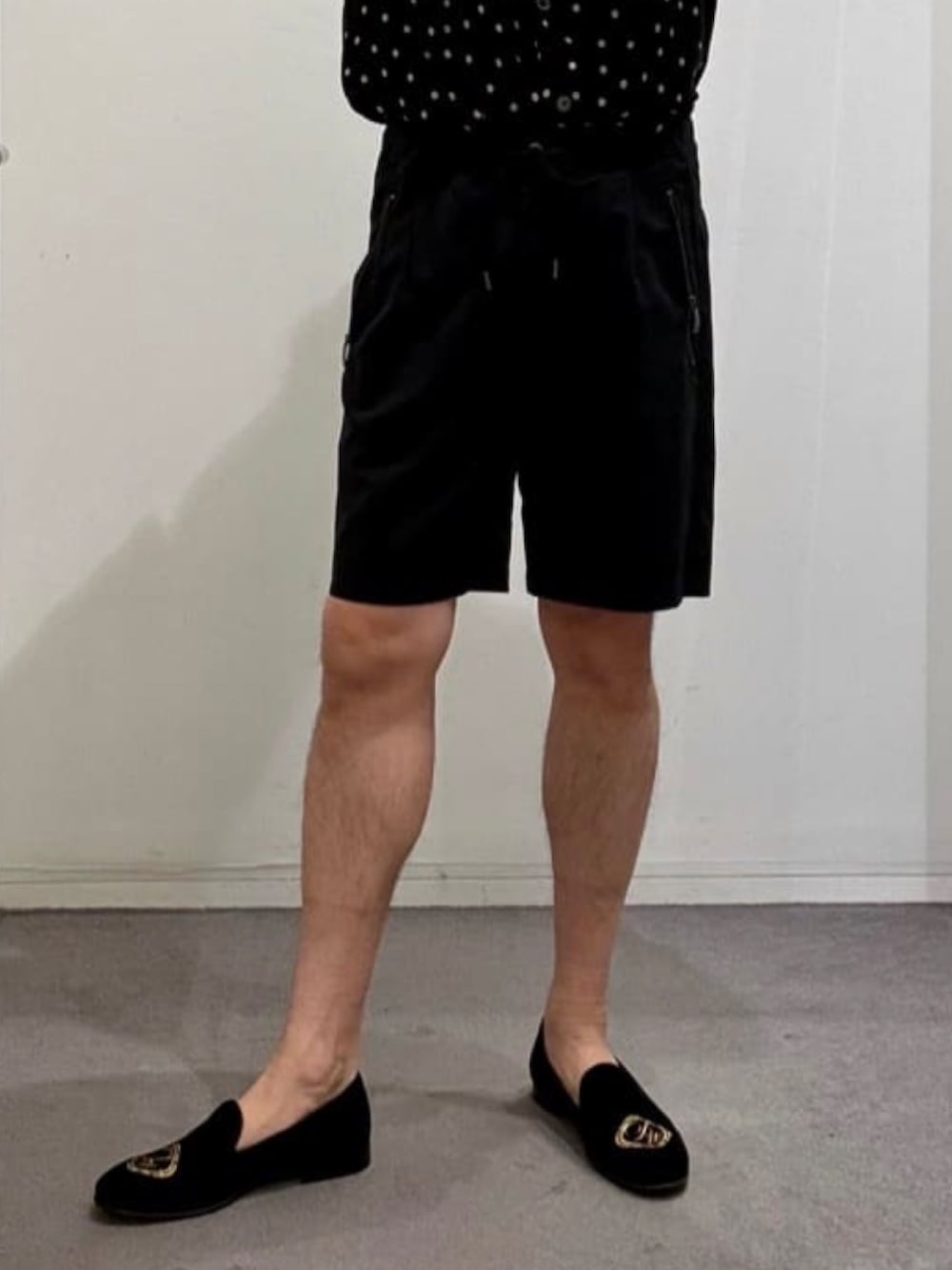 ブラック系のシャツ/ブラウス、ブラック系のドレスシューズ、ブラック系のその他パンツを着用したメンズの春コーディネートの9枚目の写真