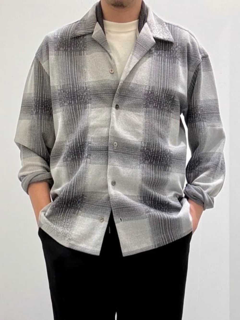 ブラック系のスラックス、ホワイト系のカーディガン/ボレロ、ホワイト系のニット/セーターを着用したメンズの夏コーディネートの5枚目の写真