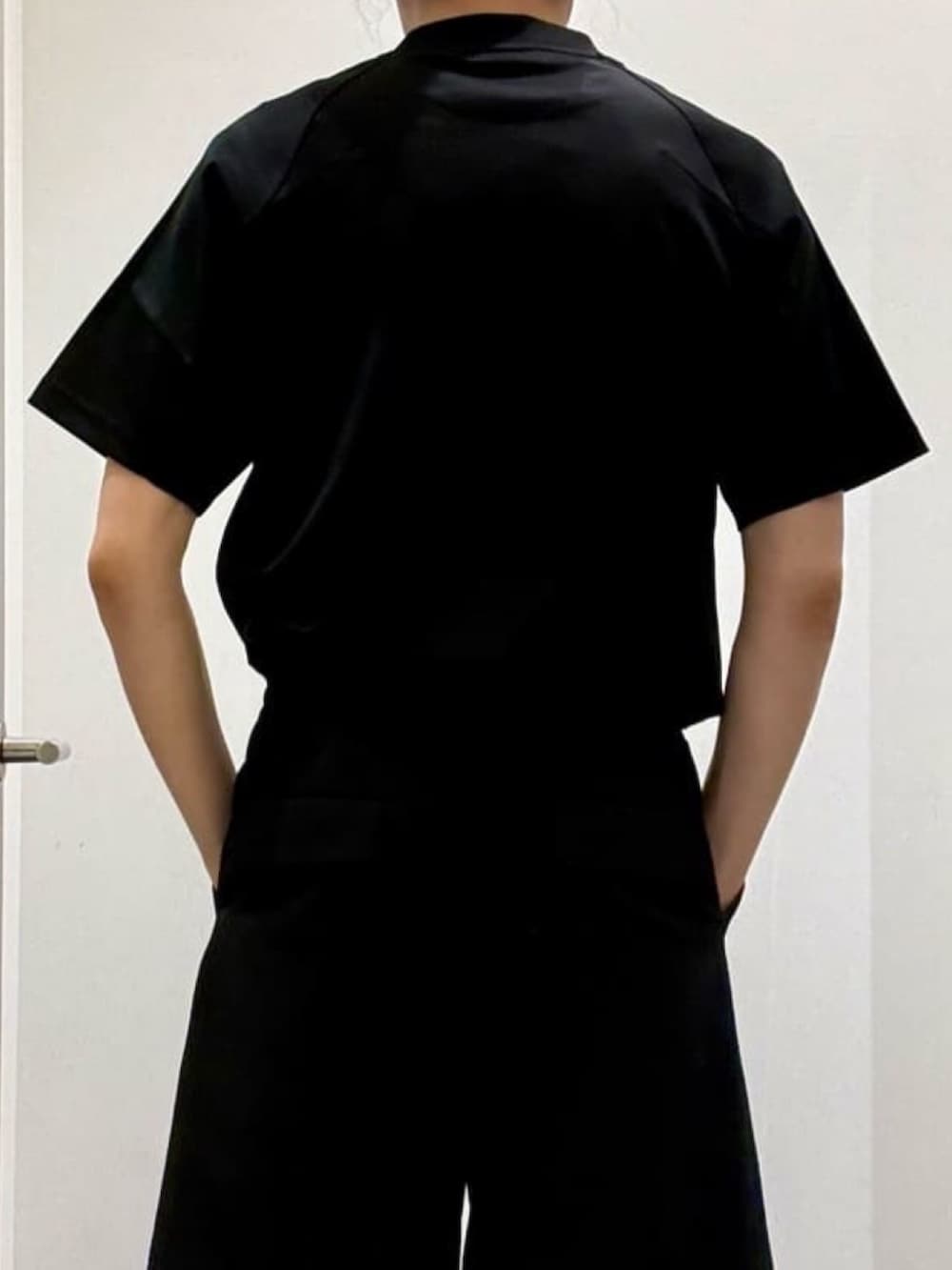 ブラック系のその他パンツ、ブラウン系のシャツ/ブラウス、ブラック系のTシャツ/カットソーを着用したメンズの夏コーディネートの8枚目の写真