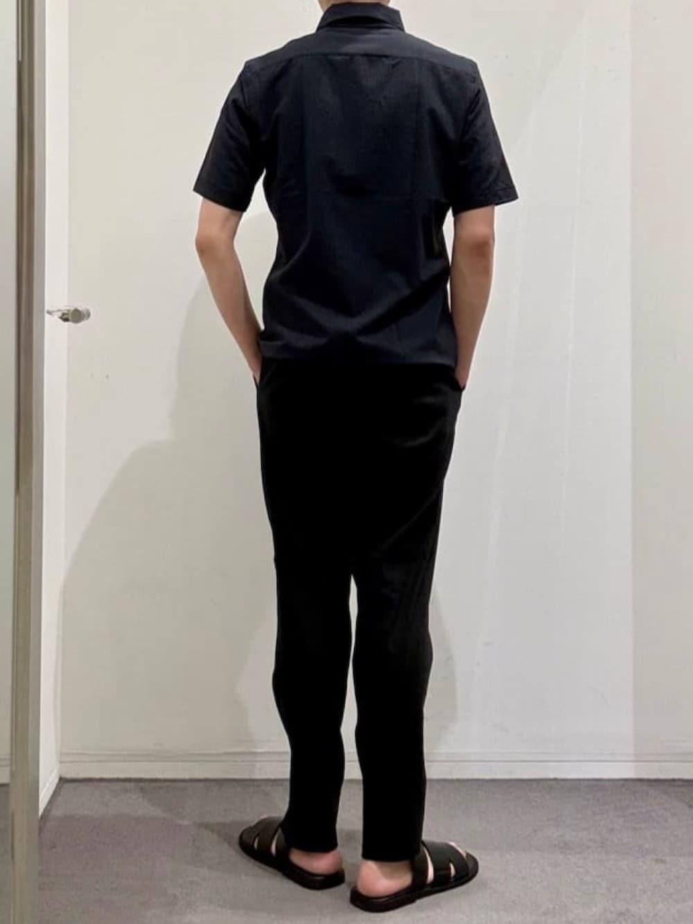 グレー系のシャツ/ブラウス、ブラック系のスラックス、ブラック系のサンダルを着用したメンズの夏コーディネートの4枚目の写真