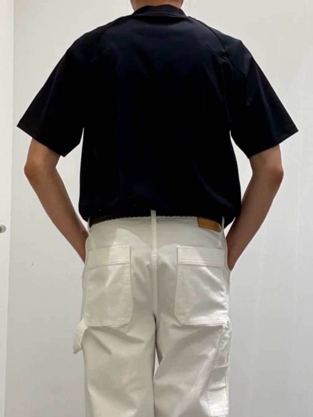 グリーン系のサンダル、ブラック系のTシャツ/カットソー、ブルー系のシャツ/ブラウスを着用したメンズの夏コーディネートの7枚目の写真