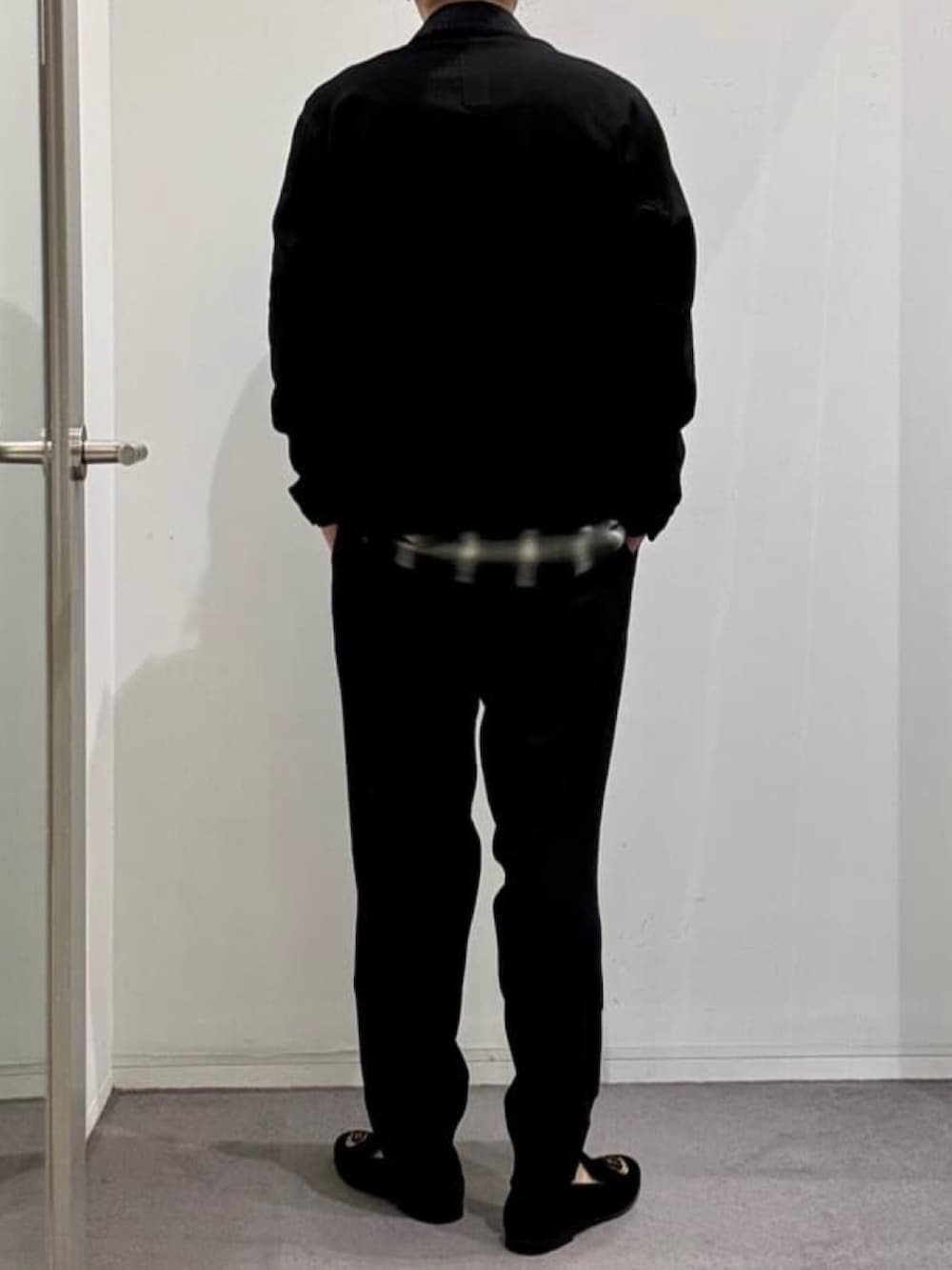 ブラック系のブルゾン、ブラック系のシャツ/ブラウス、ブラック系のスラックスを着用したメンズの春コーディネートの3枚目の写真