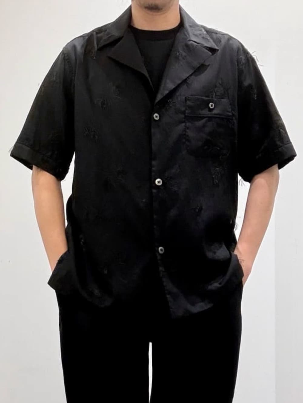 ブラック系のシャツ/ブラウス、ブラック系のTシャツ/カットソー、ブラック系のスラックスを着用したメンズの夏コーディネートの5枚目の写真