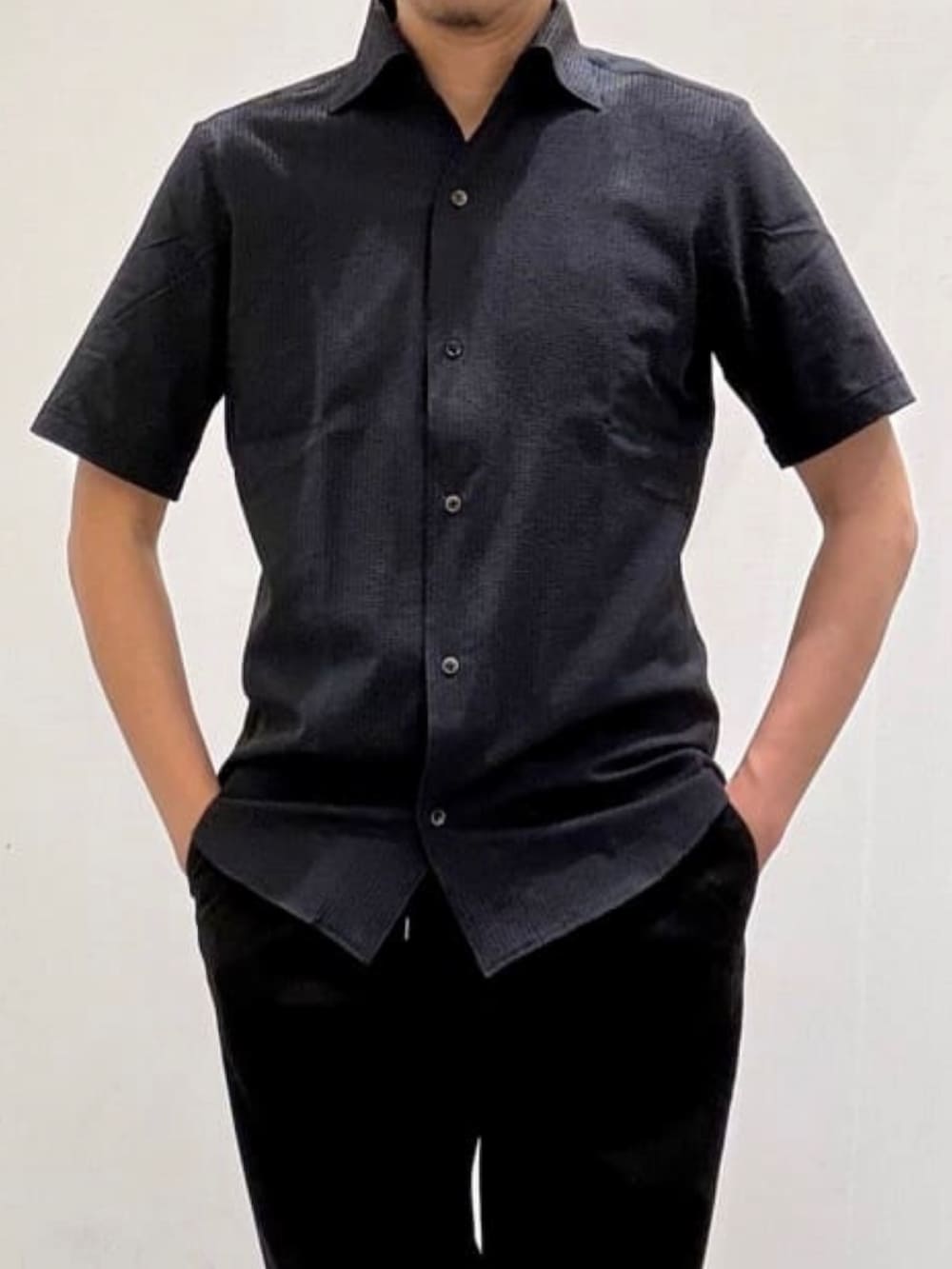 グレー系のシャツ/ブラウス、ブラック系のスラックス、ブラック系のサンダルを着用したメンズの夏コーディネートの5枚目の写真