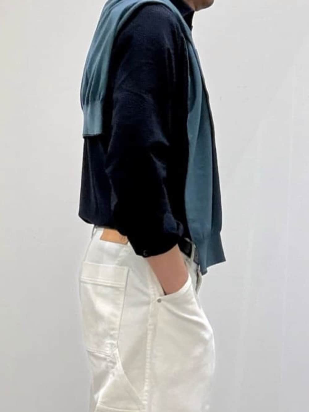ブラック系のドレスシューズ、ホワイト系のデニムパンツ、ブルー系のニット/セーターを着用したメンズの春コーディネートの5枚目の写真