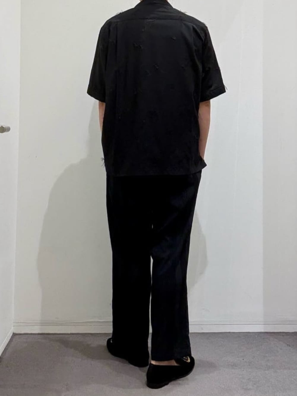 ブラック系のシャツ/ブラウス、ブラック系のTシャツ/カットソー、ブラック系のスラックスを着用したメンズの夏コーディネートの3枚目の写真