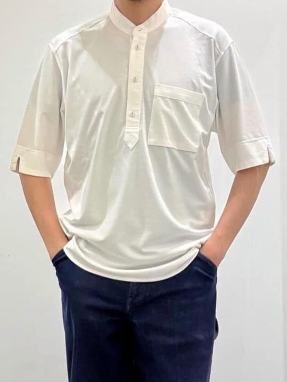 ブラック系のドレスシューズ、ブルー系のデニムパンツ、ホワイト系のシャツ/ブラウスを着用したメンズの夏コーディネートの7枚目の写真