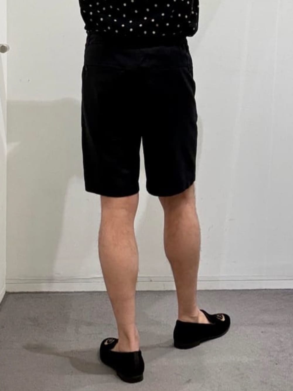 ブラック系のシャツ/ブラウス、ブラック系のドレスシューズ、ブラック系のその他パンツを着用したメンズの春コーディネートの10枚目の写真