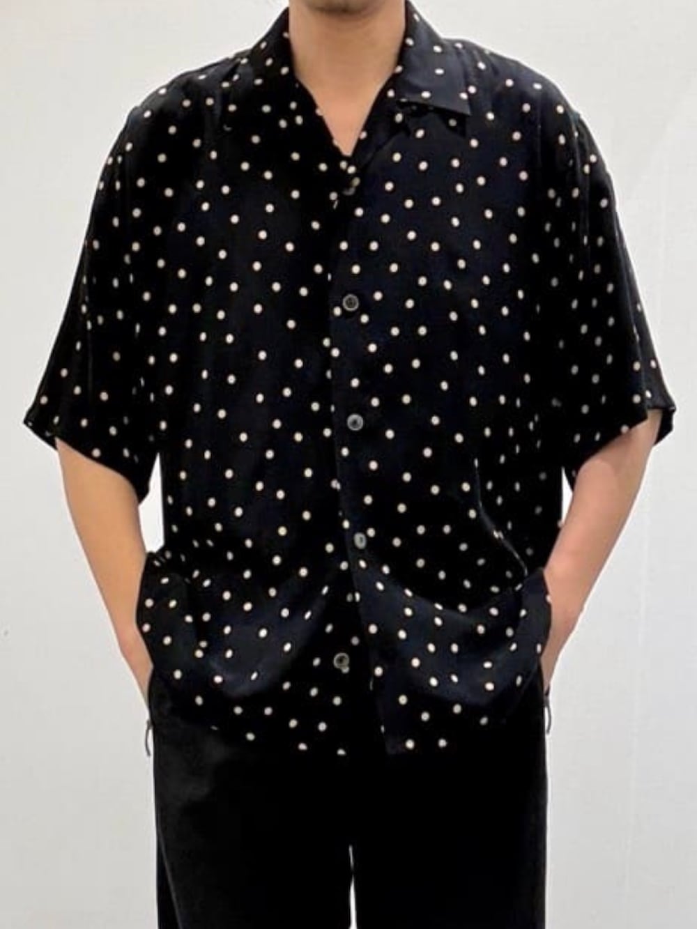 ブラック系のシャツ/ブラウス、ブラック系のドレスシューズ、ブラック系のその他パンツを着用したメンズの春コーディネートの7枚目の写真