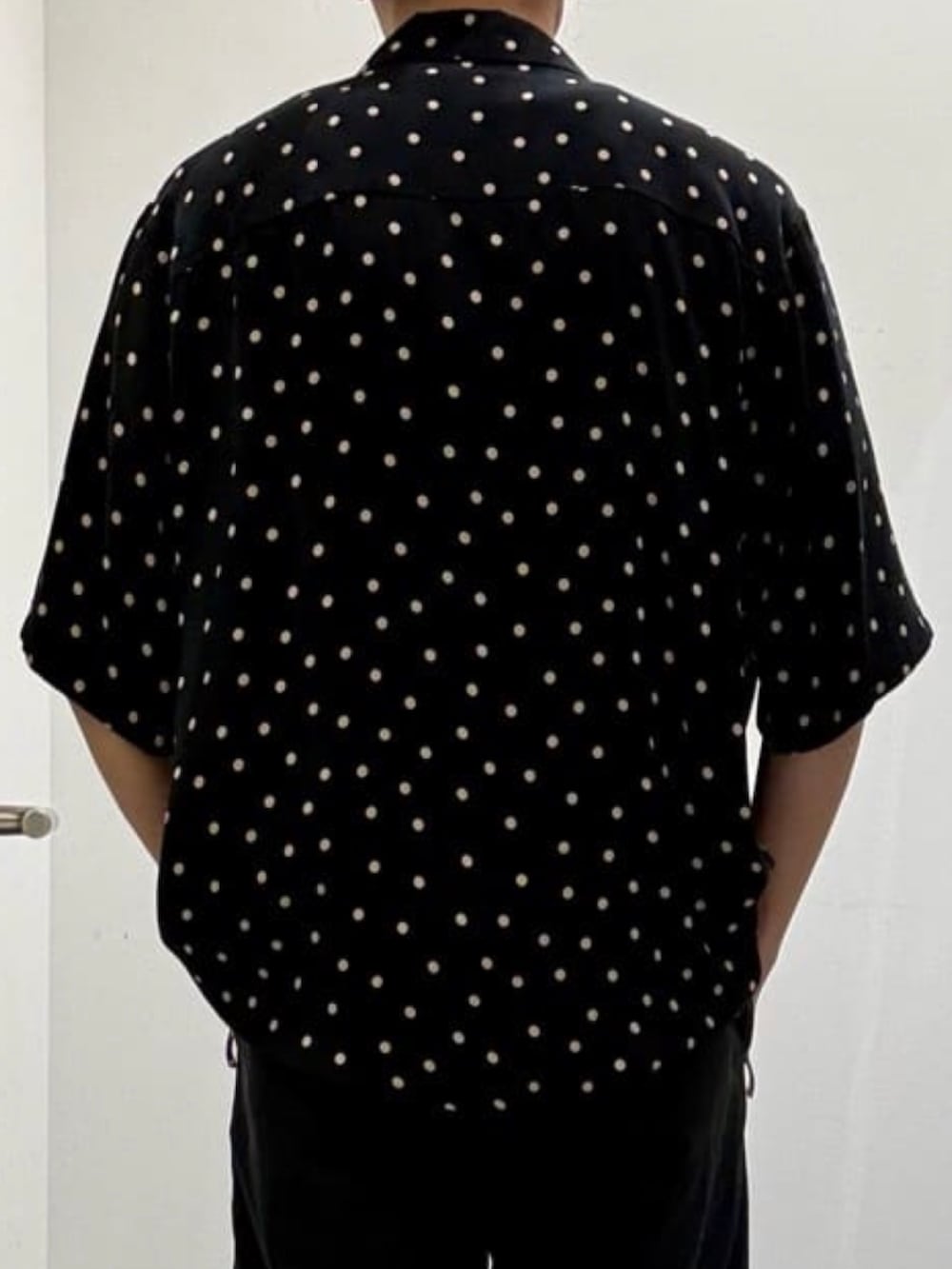 ブラック系のシャツ/ブラウス、ブラック系のドレスシューズ、ブラック系のその他パンツを着用したメンズの春コーディネートの8枚目の写真
