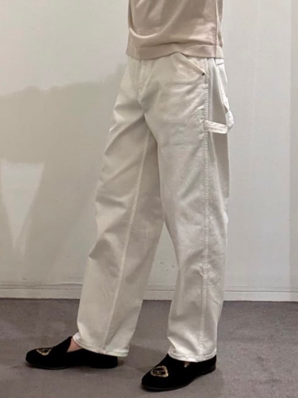 ブラック系のドレスシューズ、ホワイト系のデニムパンツ、ベージュ系のニット/セーターを着用したメンズの春コーディネートの10枚目の写真