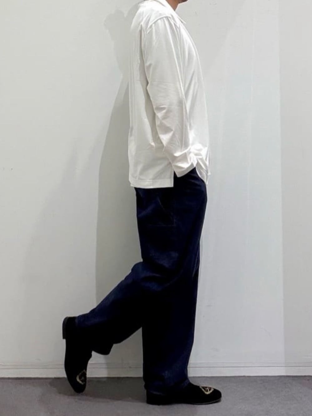 ブラック系のドレスシューズ、ブルー系のデニムパンツ、ホワイト系のシャツ/ブラウスを着用したメンズの夏コーディネートの3枚目の写真