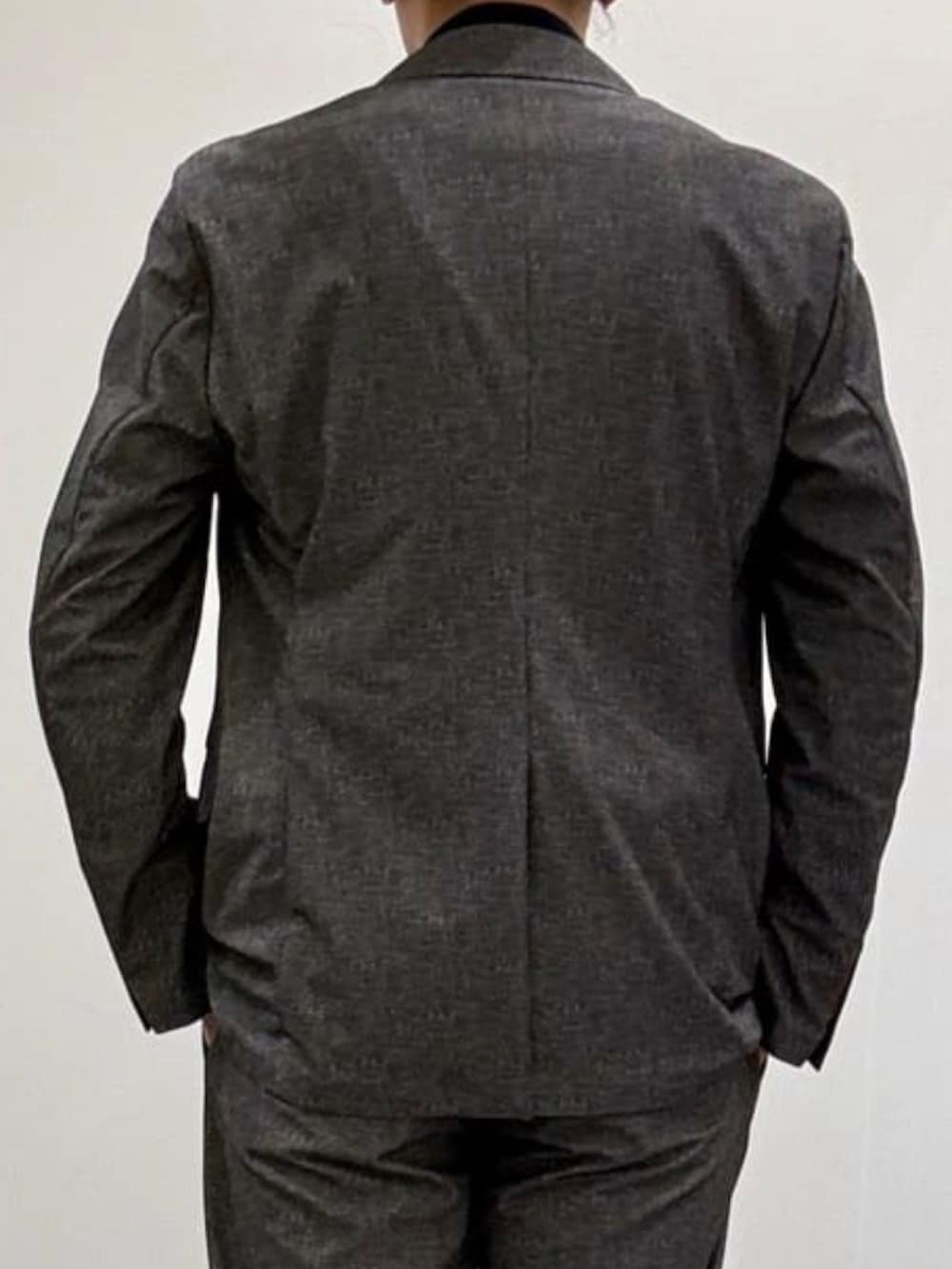 グレー系のスリッポン、グレー系のスラックス、ブルー系のシャツ/ブラウスを着用したメンズの夏コーディネートの6枚目の写真