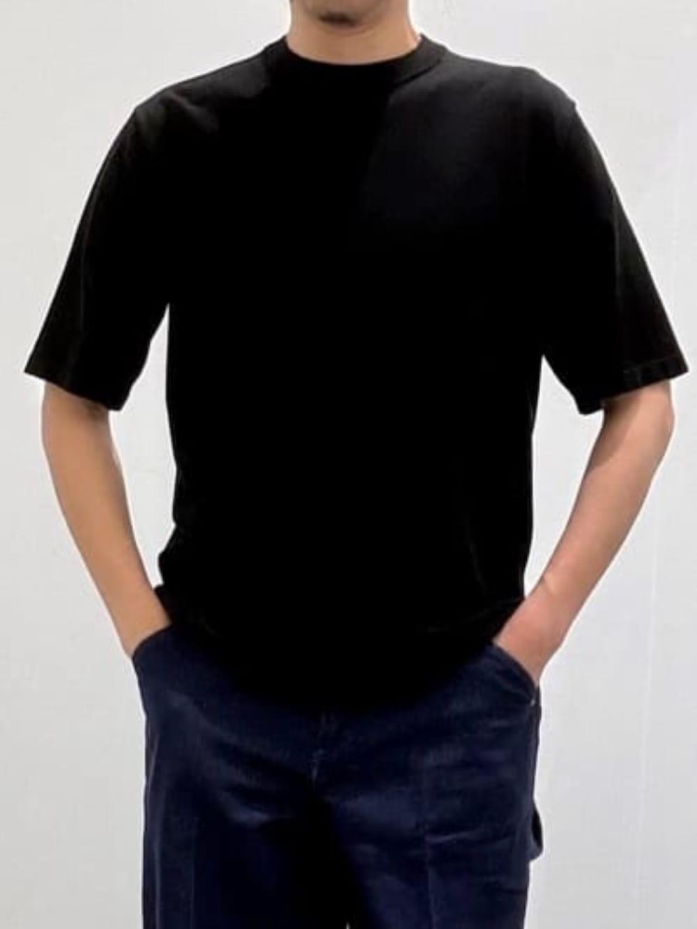 ブラック系のニット/セーター、ブラック系のシャツ/ブラウスを着用したメンズの夏コーディネートの7枚目の写真